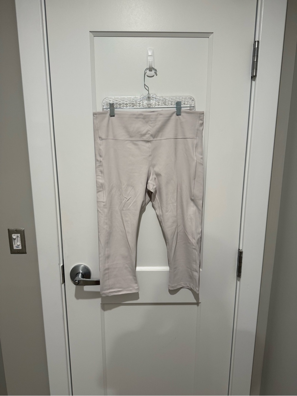Athleta White Ultimate Stash Capri Leggings